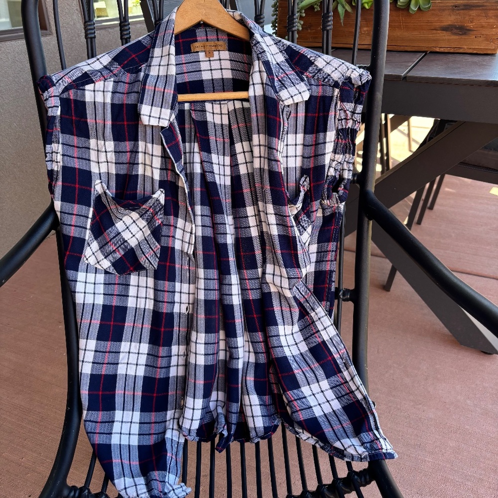 Hip, rolled cap sleeve, plaid,  button up shirt w/pockets - Size, small